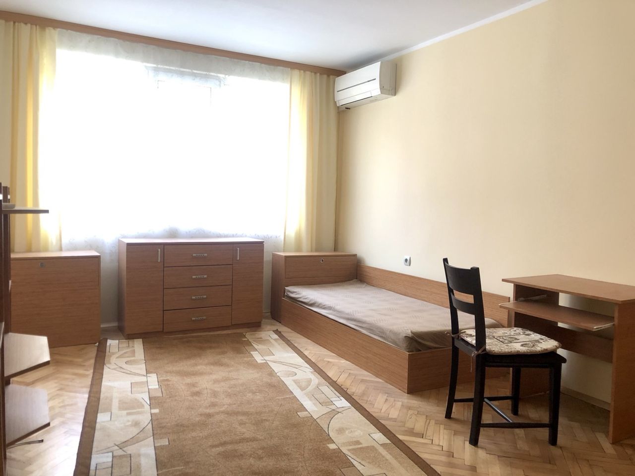 Дава се под наем Тристаен апартамент в Шумен, Център - 80 кв.м за 408 € - Снимка #2