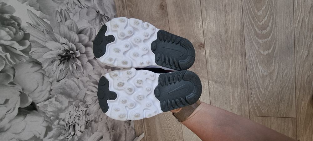 Продавам детски обувки Nike AirMax