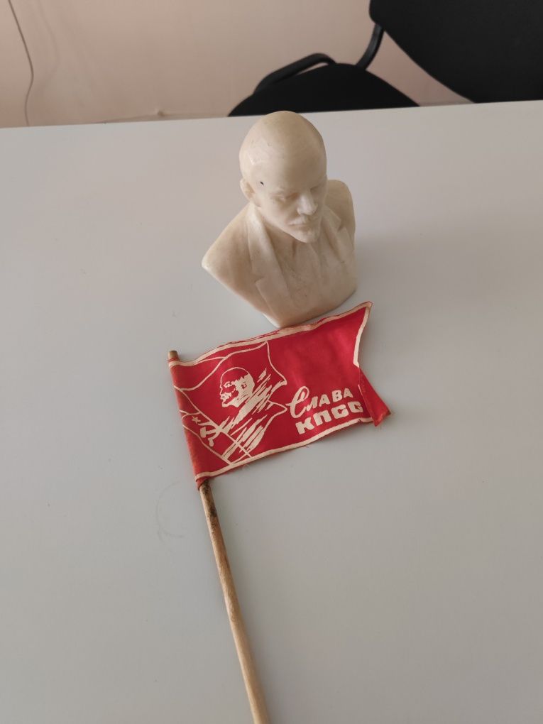 бюст Ленина с флагом Казахской ССР