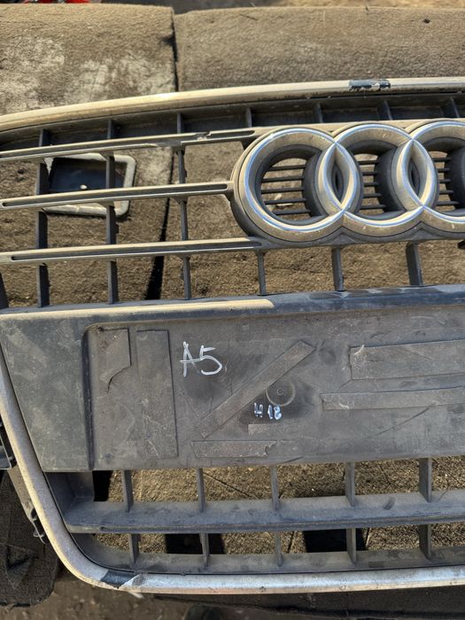 Декоративна радиаторна решетка за Audi A5 оригинална 8t0853651b