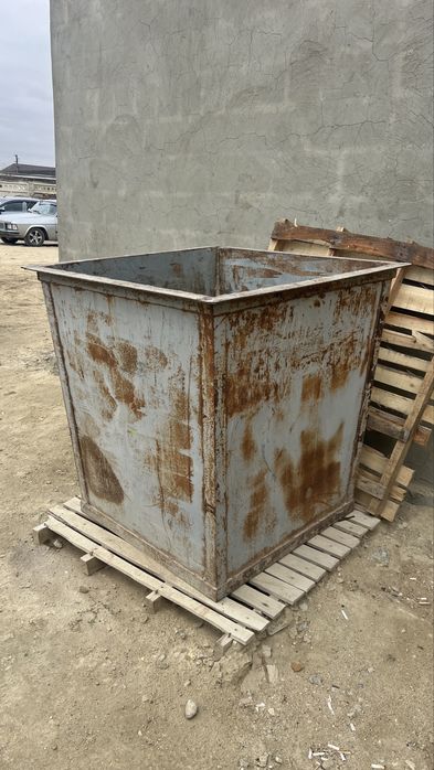 Мусорный контейнер б/у