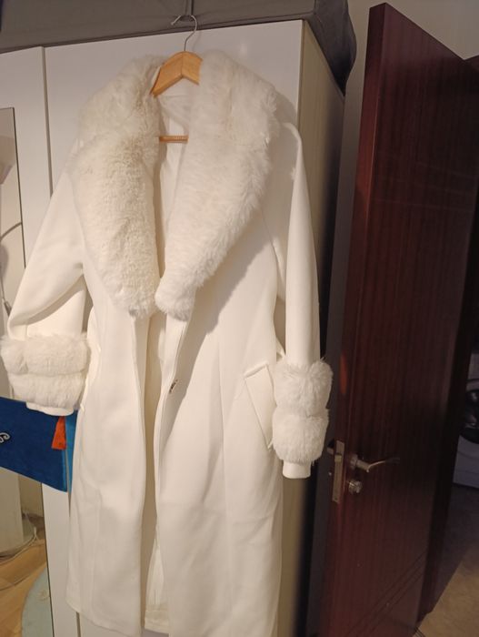 Бяло дълго елегантно палто