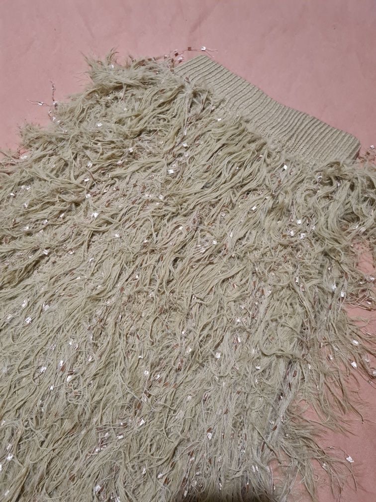 Плетена пола с пера от щраус