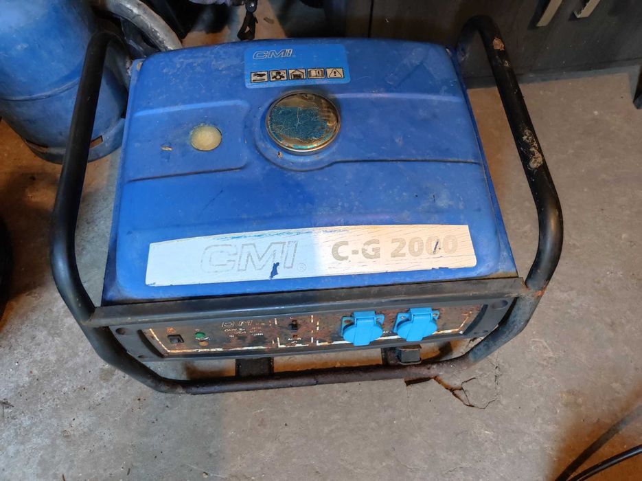 Бензинов генератор за ток работи тихо без забележки