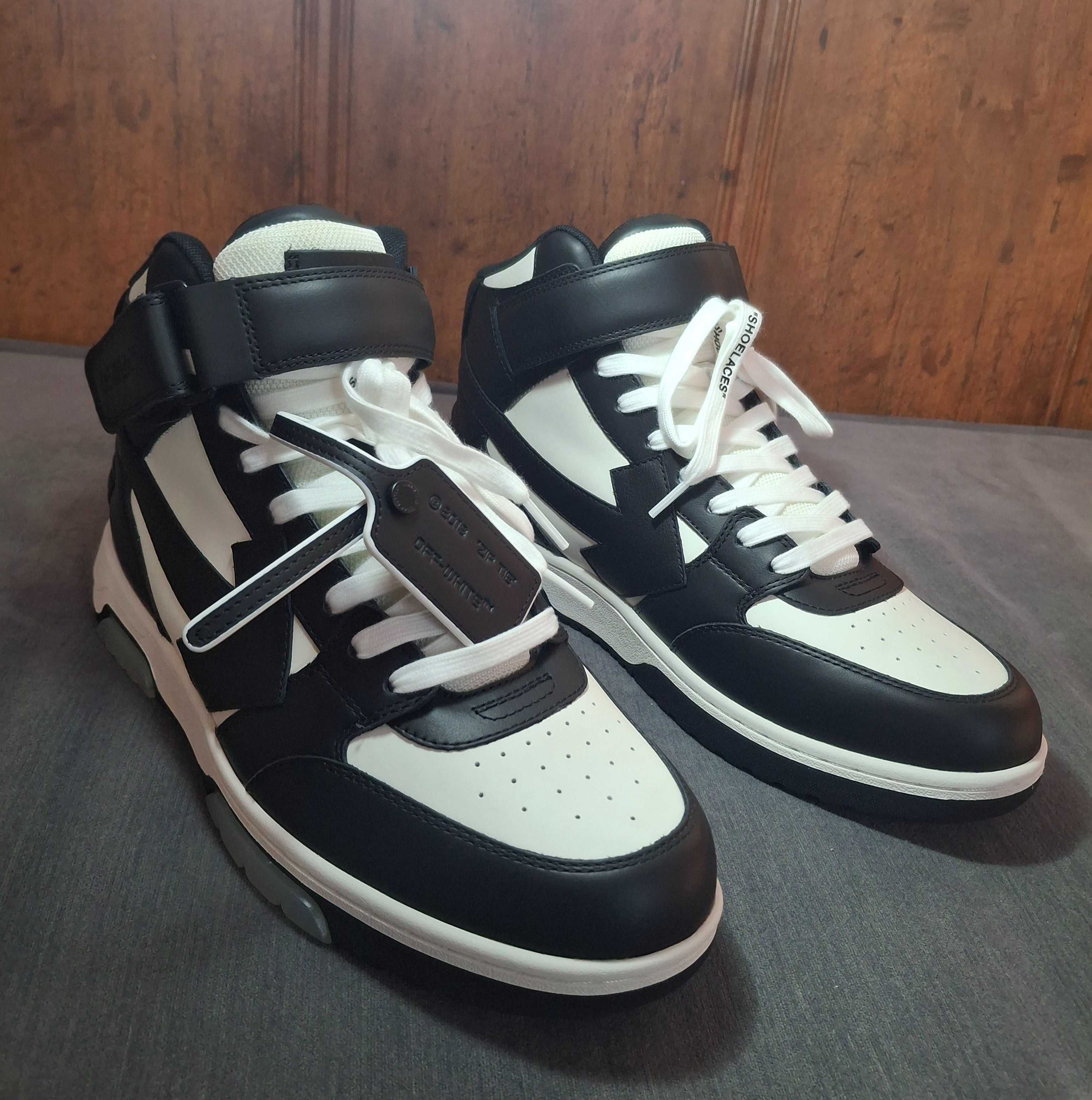 Off-White
Out Of Office mid-top sneakers; 700 лева; 44-ти номер