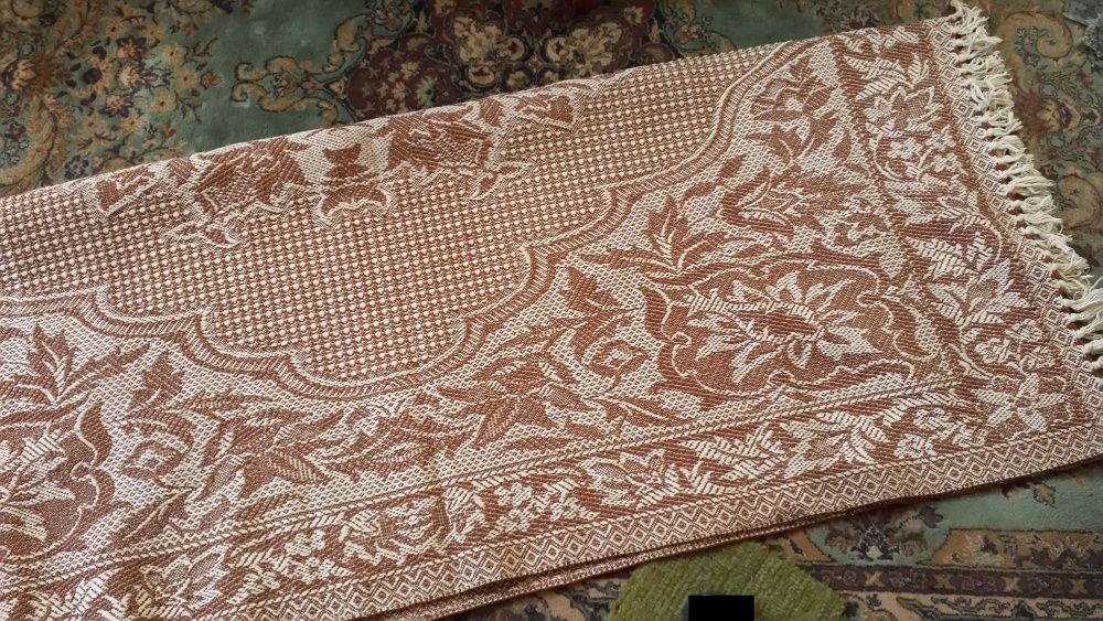 Cuvertura superba cu franjuri in doua culori,noua