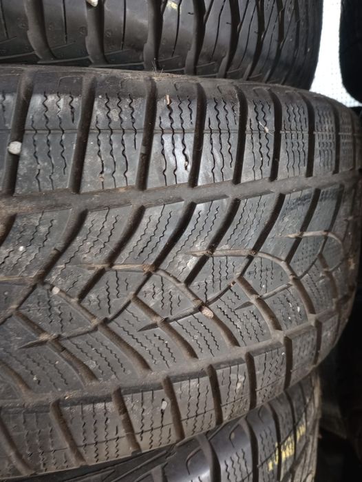 Vând cauciucuri de iarnă 225 55 18