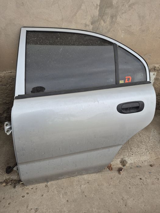 Митсубиси каризма дверь задняя левая сторона в отличном состоянии