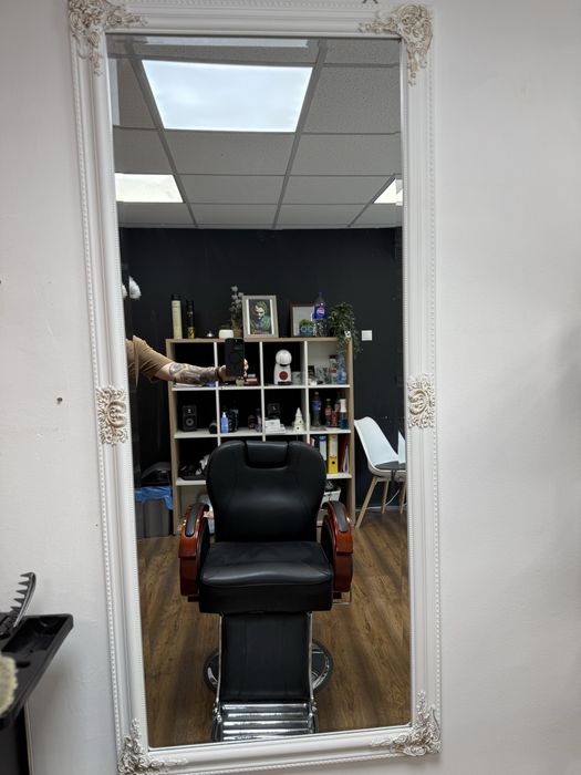 Vand scaun frizerie si biblioteca