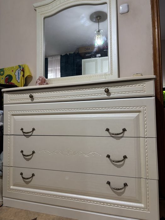 Продам комод зеркалом 10000 тыс