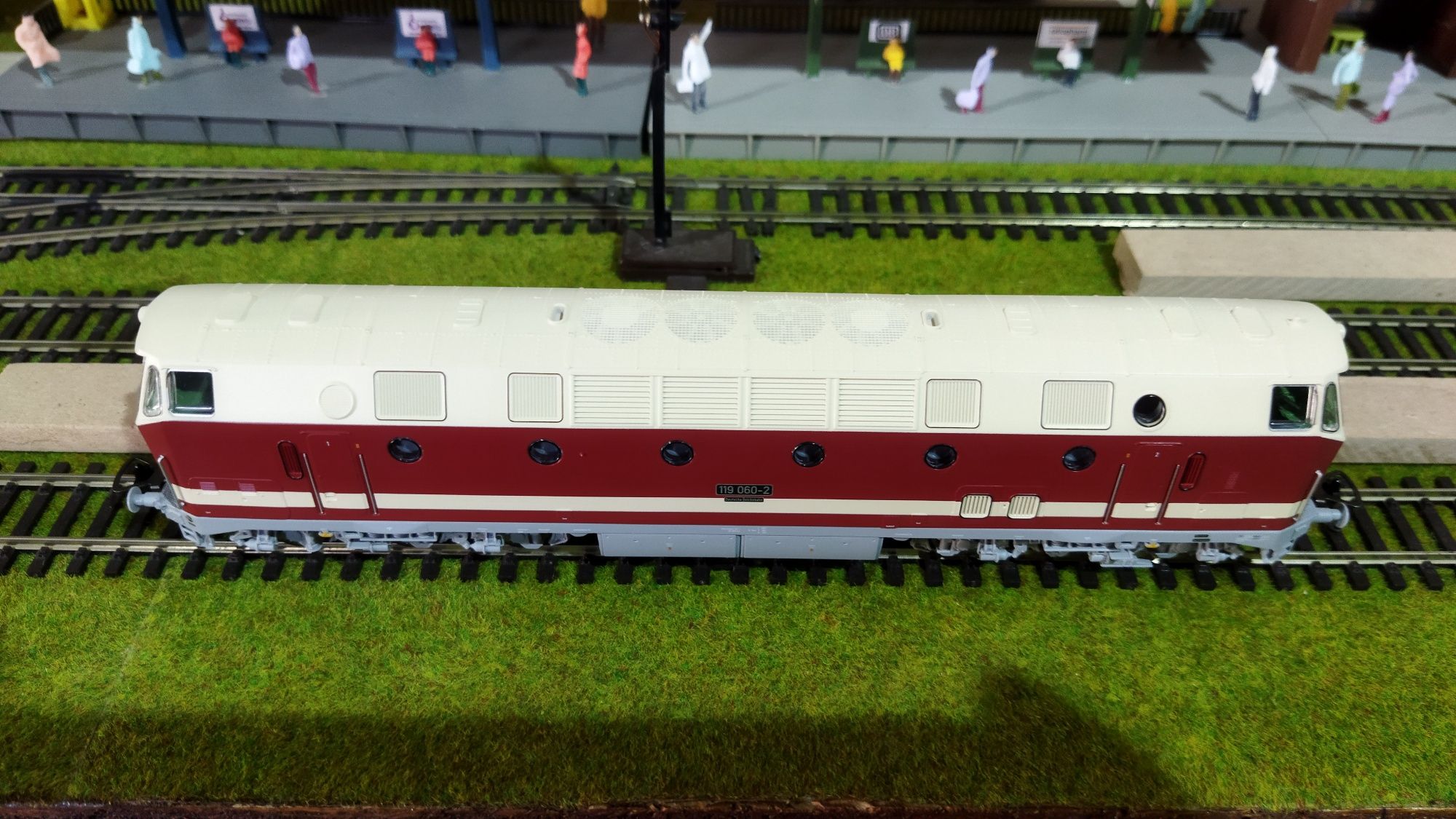 Locomotiva diesel BR 119 (Uboot) si vagon H0 Piko Nou