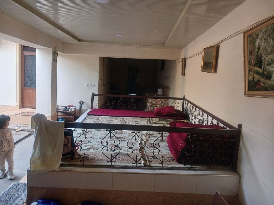 Зангиота зиёратгохи яқинида 4,5 сотихли, 6 хонали ховли сотилади.