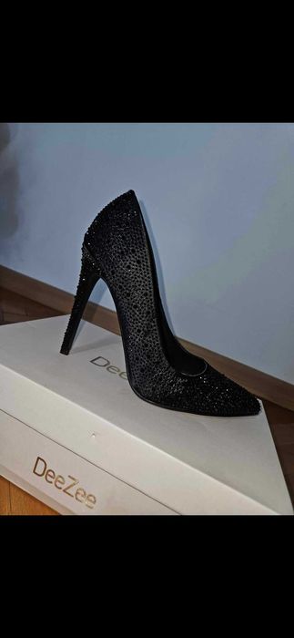 Елегантни черни обувки с камъчета на висок ток