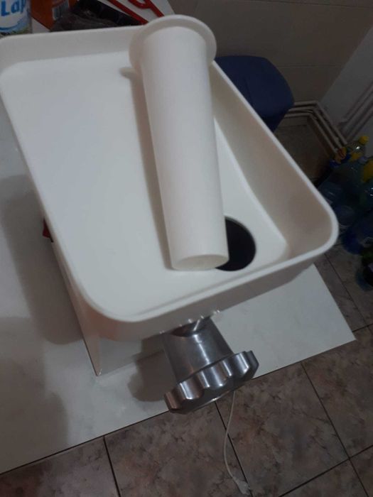 Vand masina electrica de tocat carne, defecta