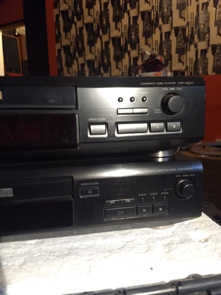 - CD player Sony  CDP-XE200