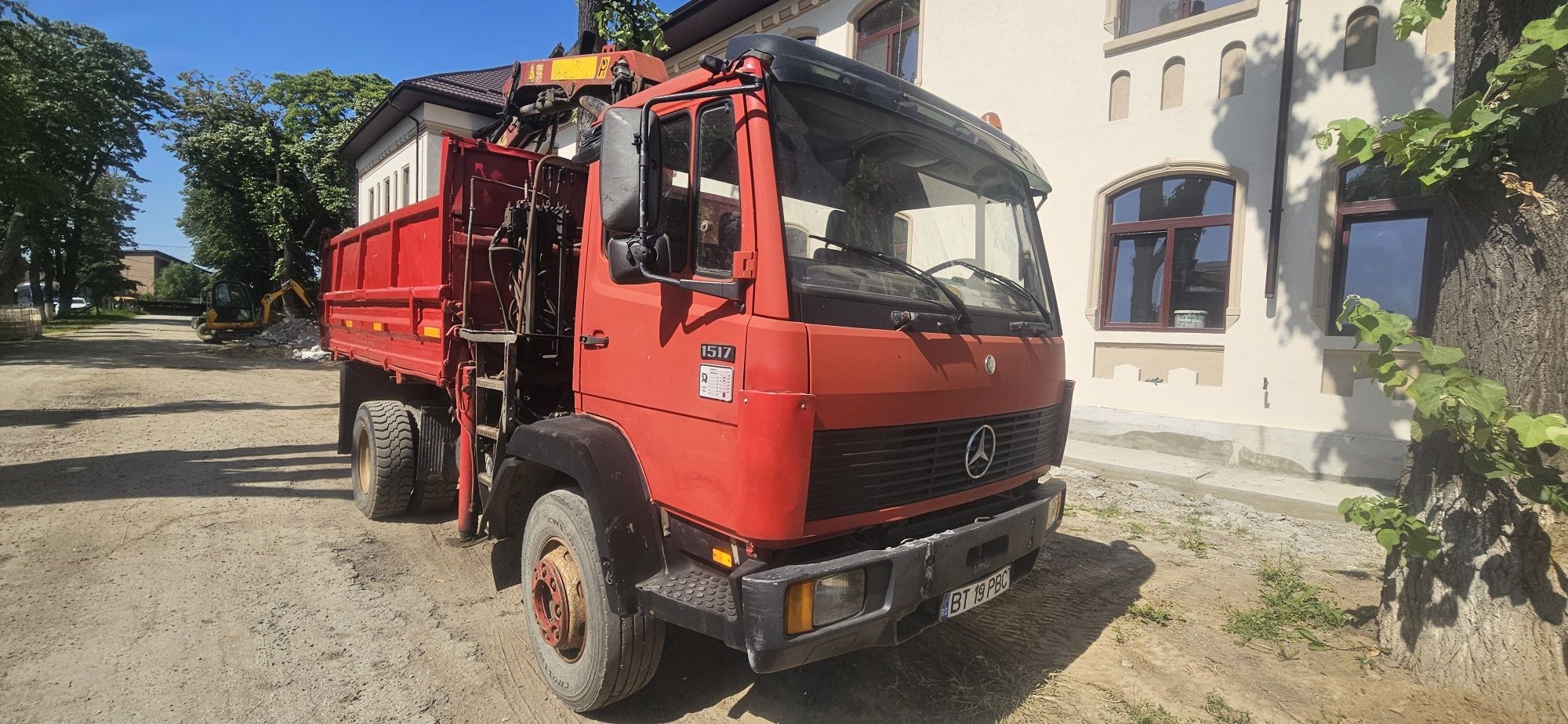 Vand Mercedes-Benz basculabila cu brat de incarcare .