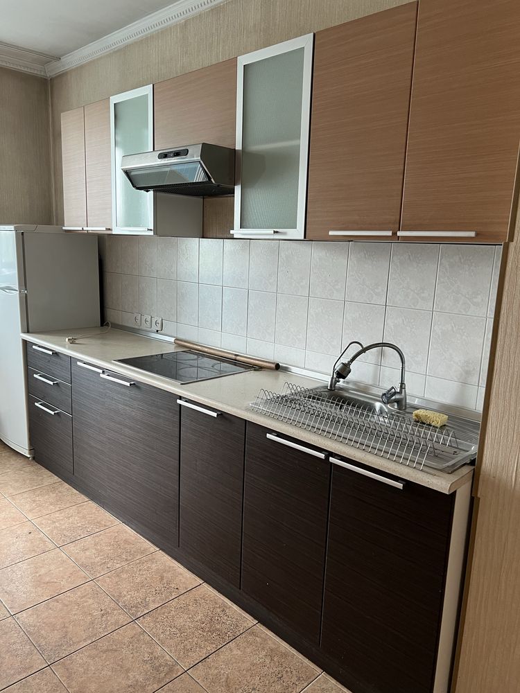 Продам кухню 2,8 верх и низ зеркально с керамической плитой и вытяжка