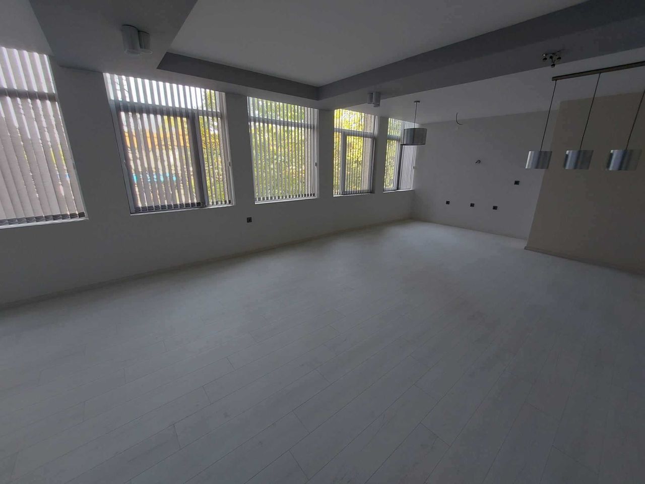 Продава се Четиристаен апартамент в Търговище, Център - 110 кв.м за 1183 €/кв.м - Снимка #1
