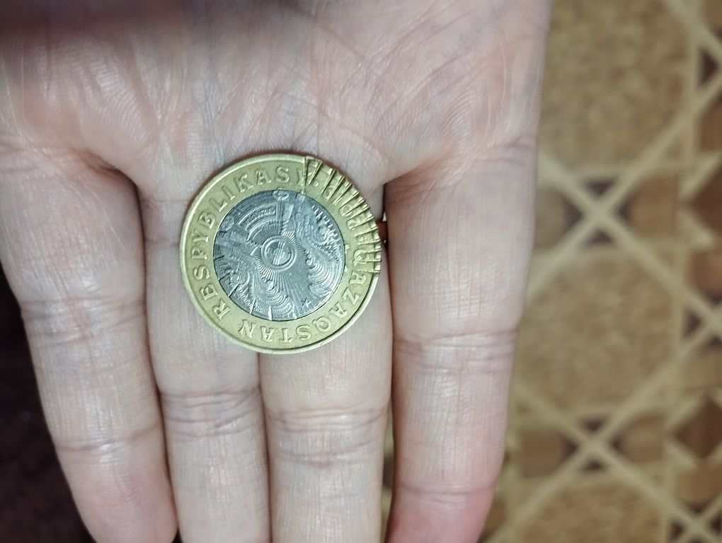 Продаю бракованную монету 100 тенге.
Внутренняя вставка полностью выпа