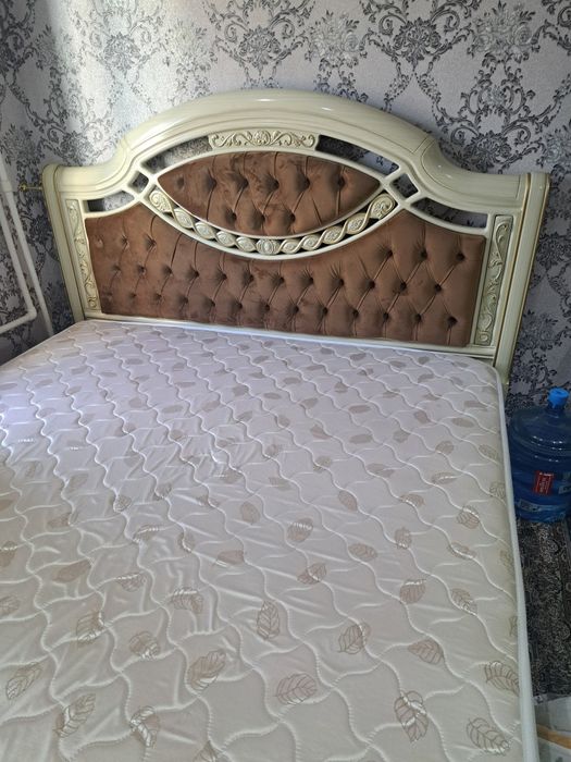 Комплект мебеллар расмда куриб турганиз хаммаси. Янгидай турипти.