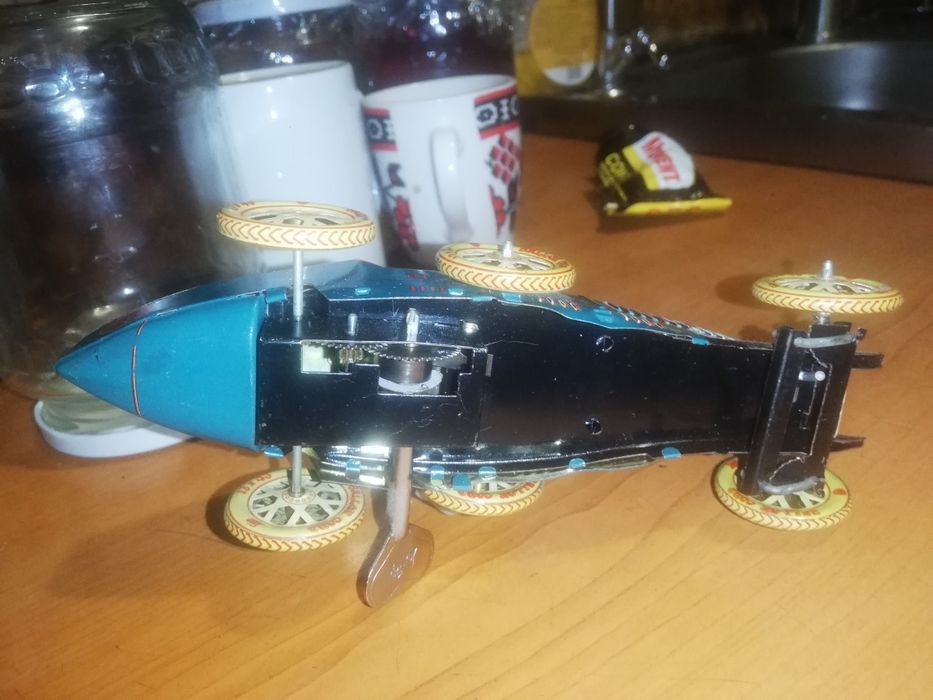 Mașinuța curse tabla motor cu cheita anii 60