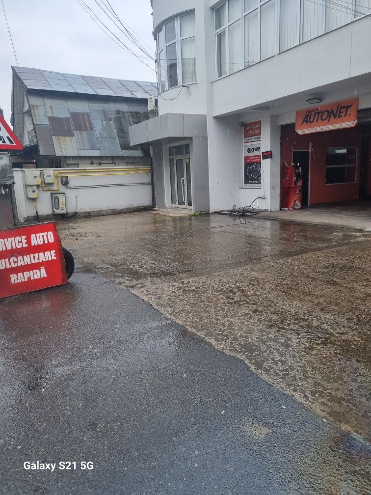 Închiriez service auto functional