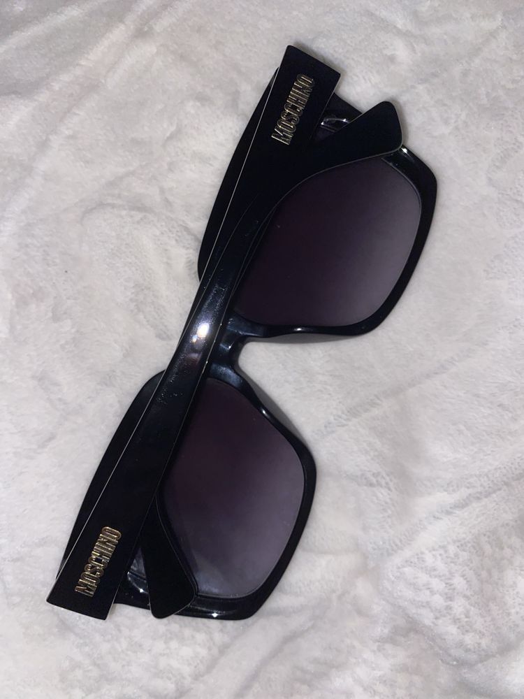 Слънчеви очила Moschino + калъф
