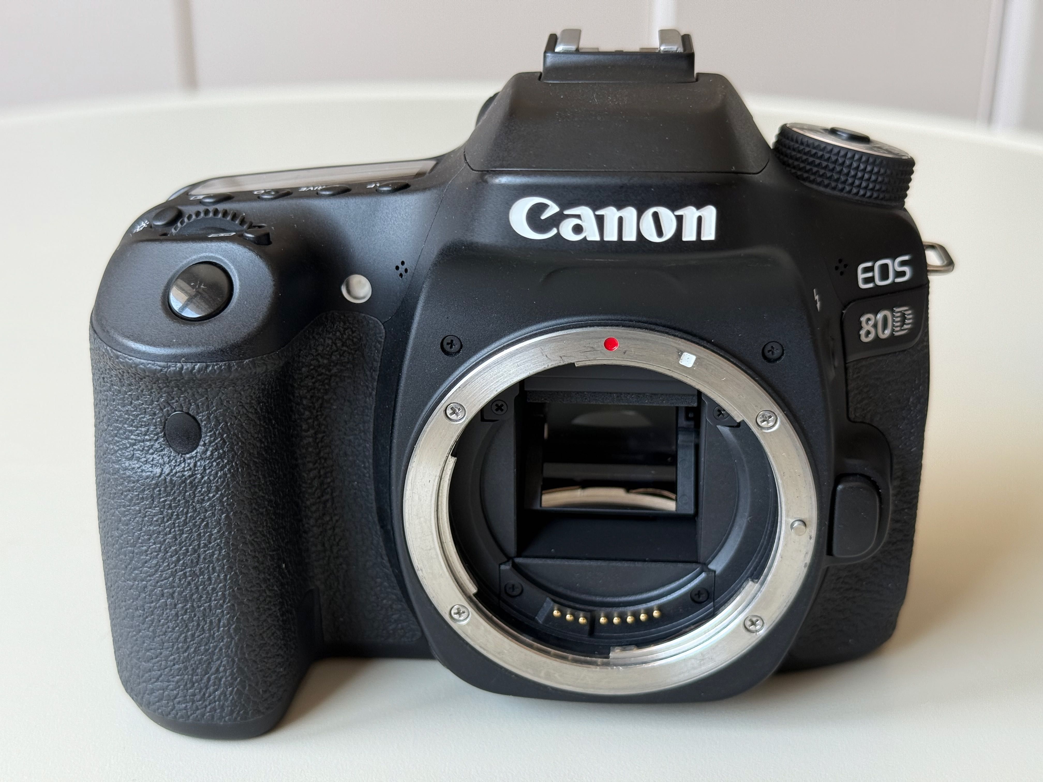 Cameră digitală Canon EOS 80D + EF-S 15-85 IS + accesorii