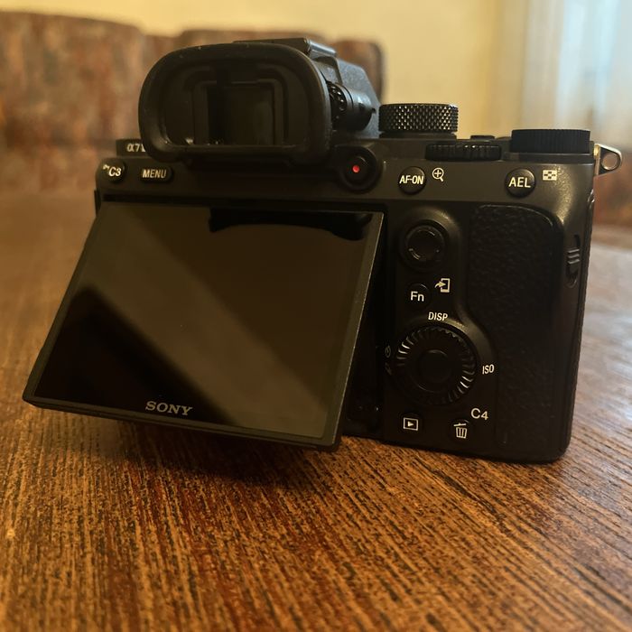 Sony A7 III body — 9.750 cadre, curea originală, baterie și încărcător