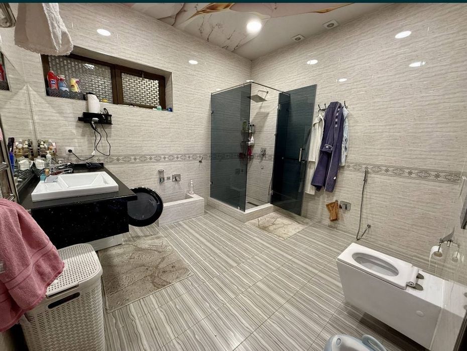 Гилам сарой тойхона оркасида 4 сотув 8 та хонали учаска сотилади