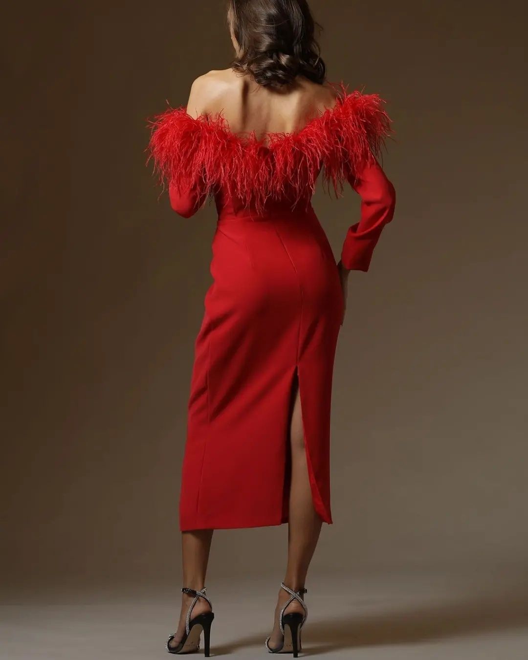 Rochie roșie cu pene naturale de struț