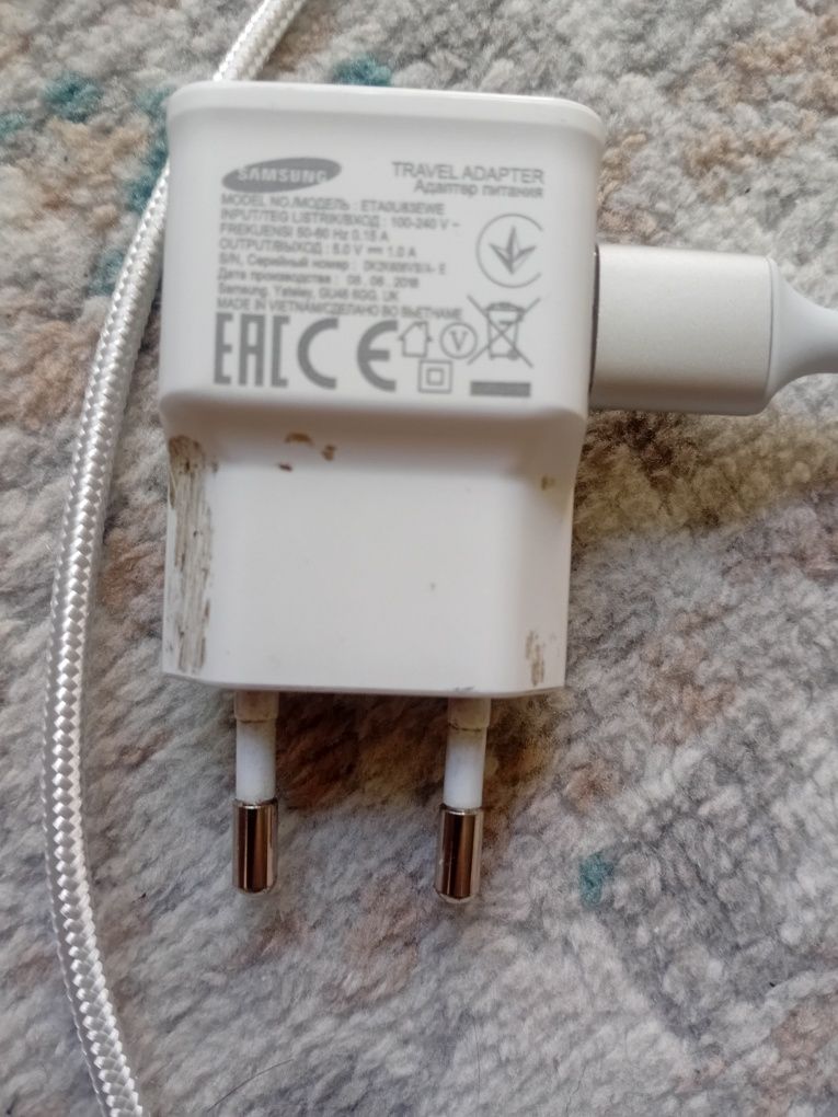 Продам оригинальную зарядку Самсунг с кабелем микро USB. Без торга!