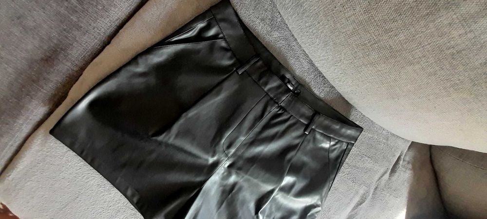 Pantaloni scurti imitatie piele dama - NOU