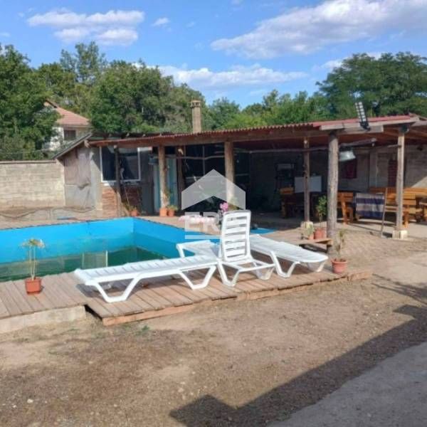 ЕКСКЛУЗИВНО! Обзаведена едноетажна къща с басейн, в кв."Рилци" гр. Доб