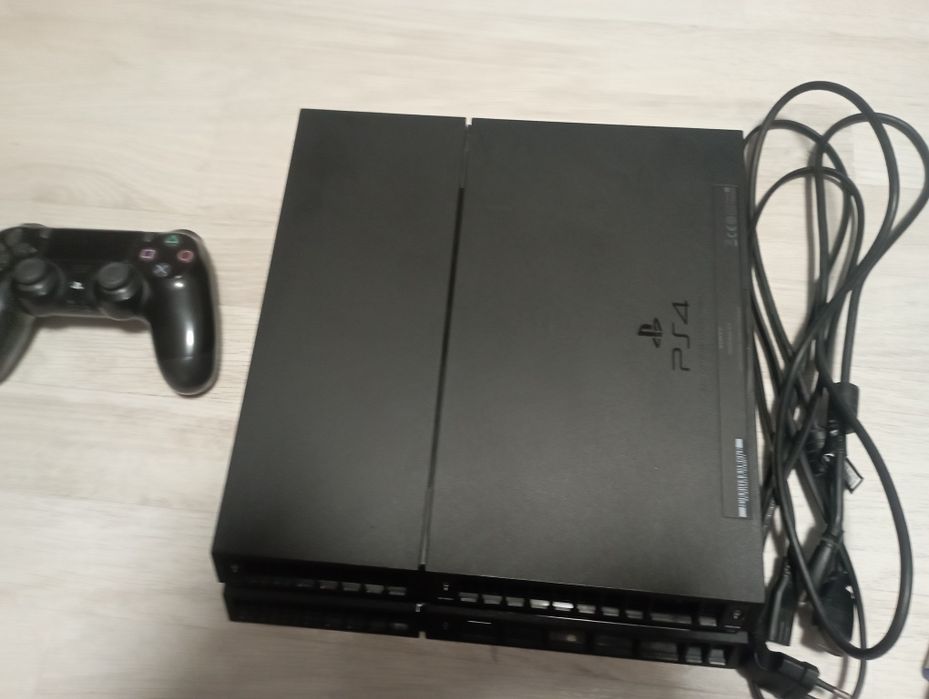 PS4 + 5 jocuri + manetă + accesorii – gata de joacă!

Vând PS4 în s
