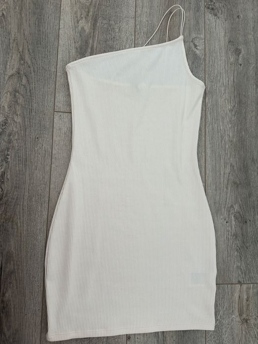 къса бялаа рокля