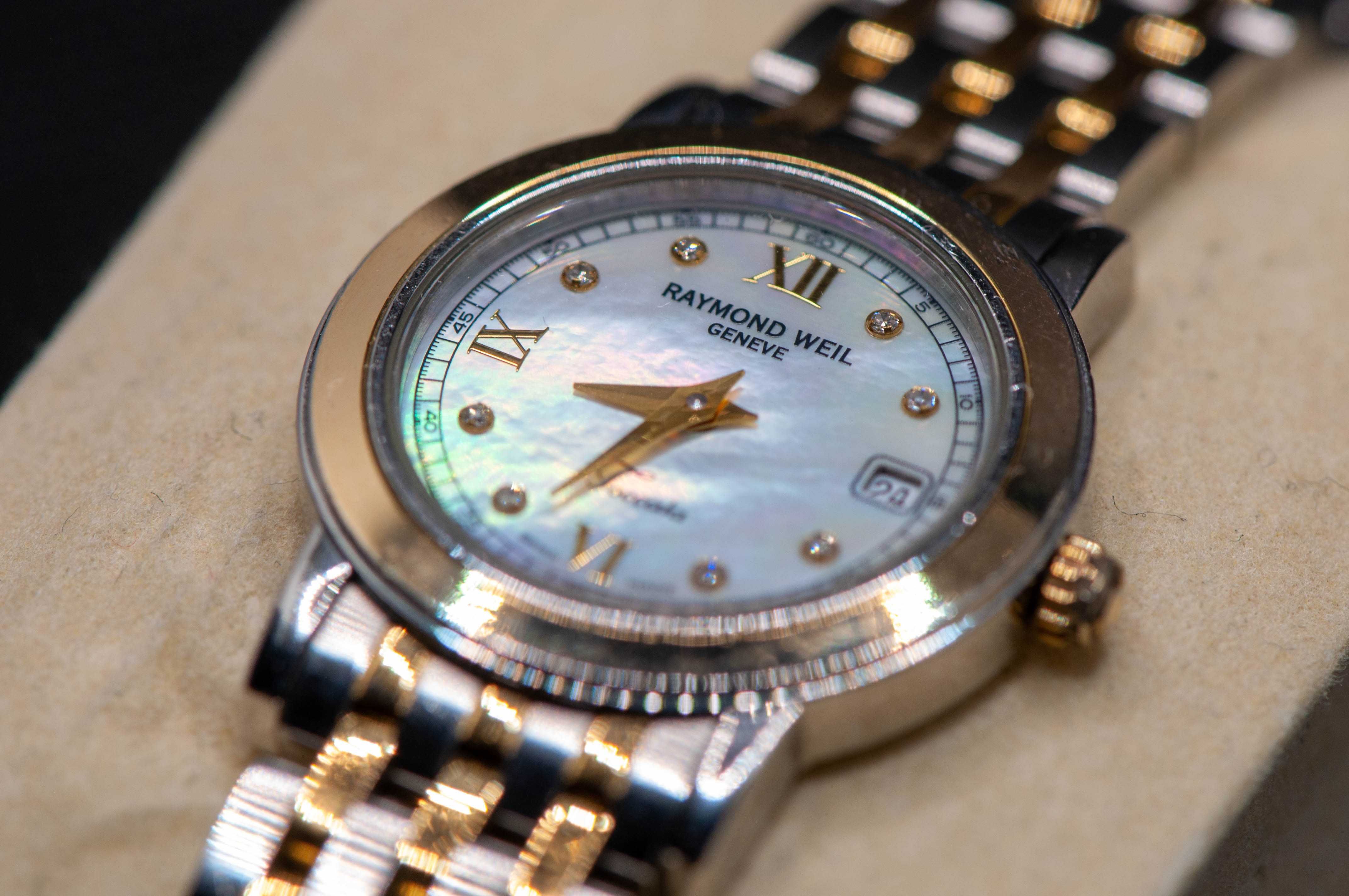Швейцарски дамски часовник с диаманти  - Raymond Weil Toccata 5393