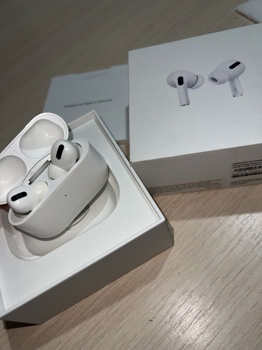 Air pods pro  белого цвета