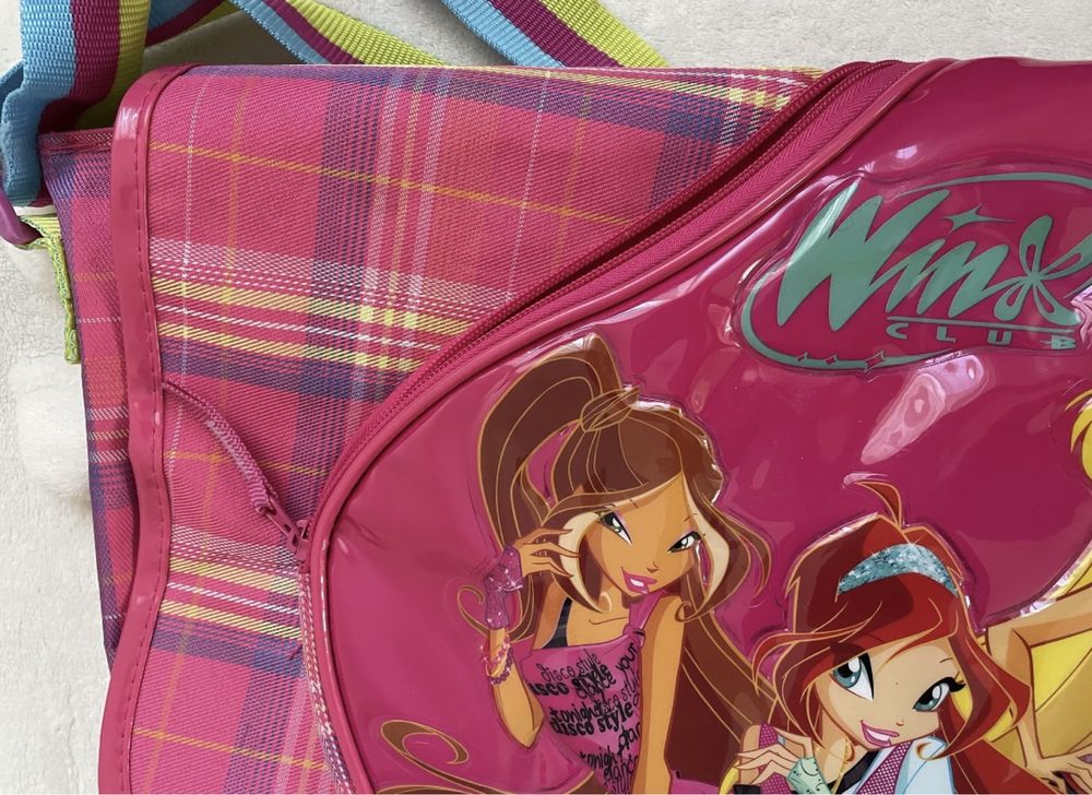 Страхотен лот на Winx (чанта, шапка и шал) общо за 4 лв.!