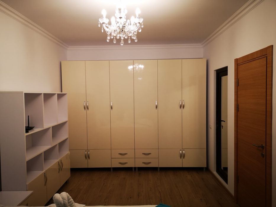 INCHIRIEZ APARTAMENT 2 camere cu 2 bai