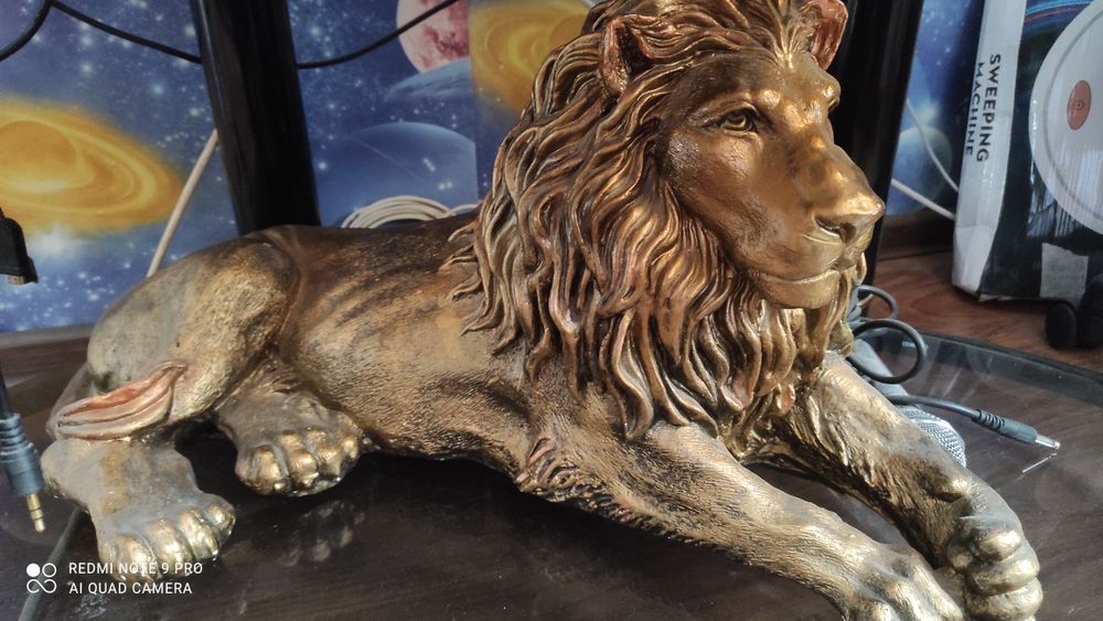 Статуя лев в хорошем состоянии
