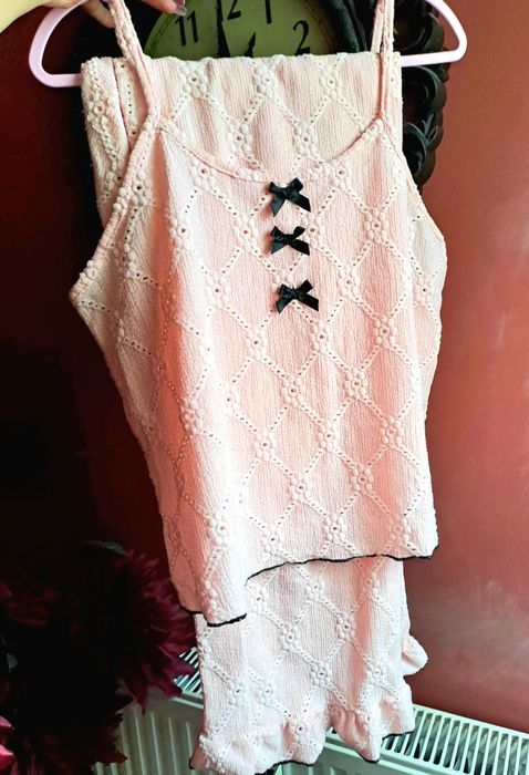 Pijama roz cu volane model maieu si pantaloni pijama damă