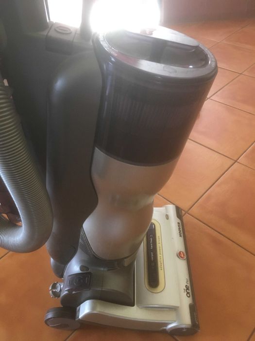 Aspirator vertical cu fir fara sac HOOVER H1 PET 011