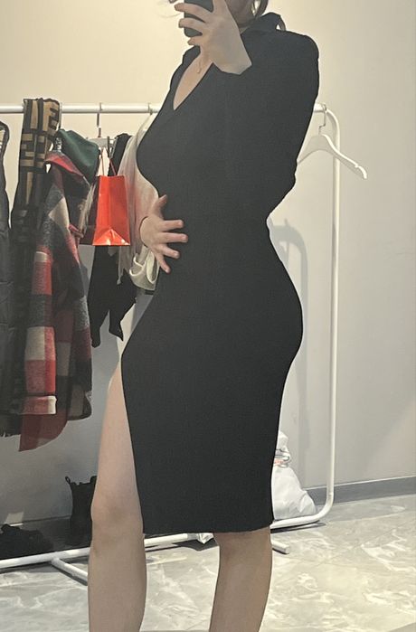 Черное Платье с Вырезом