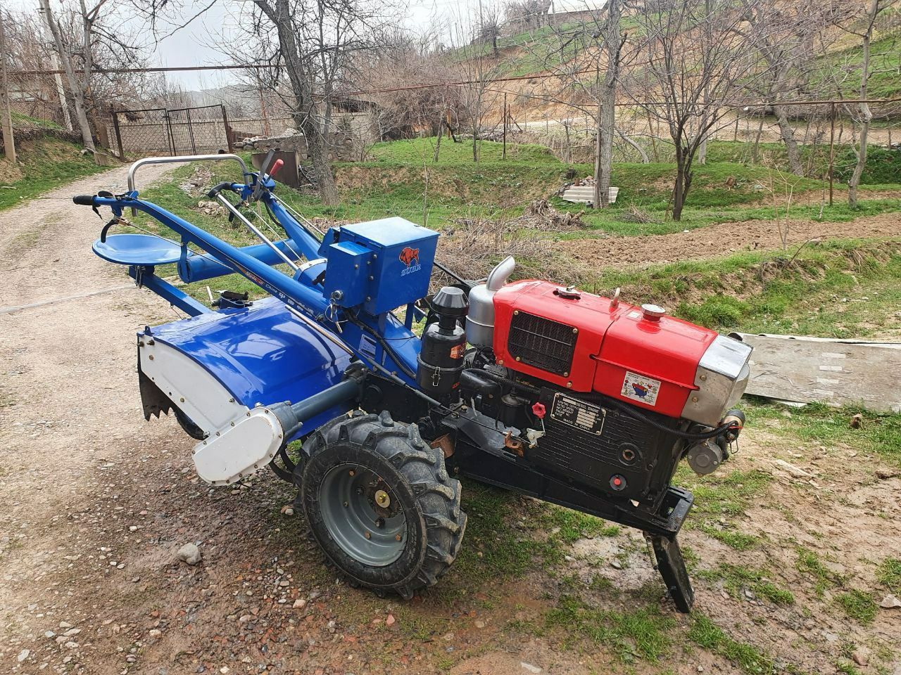 mini traktor zubr.