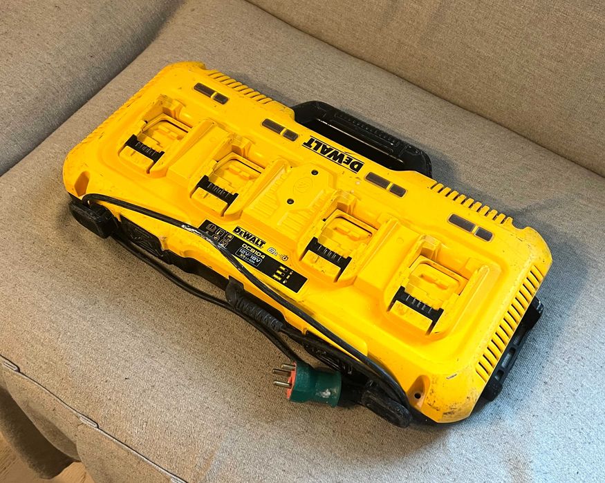 Incarcator DeWalt DCB104 rapid 4 porturi 12V 18V XR Li Ion 8A