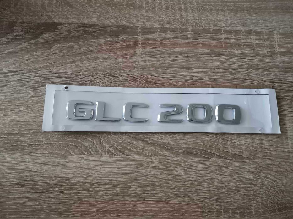 сребрист надпис Mercedes Benz GLC 200