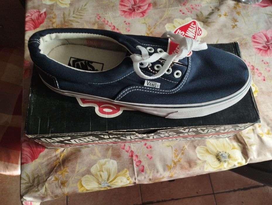 Vând  teniși Vans