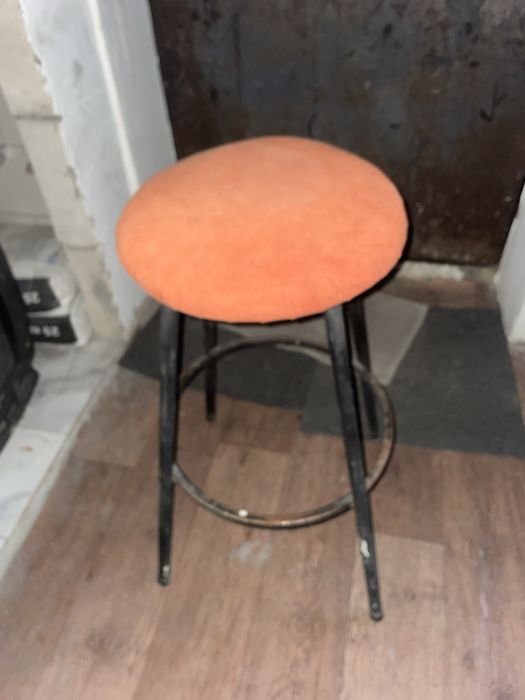 Стулья барные продам б/у за 15000 каждый стул за наличку