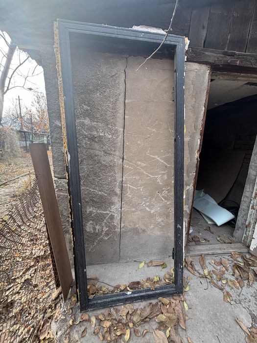 Продам входную металлическую дверь